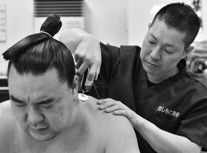 日馬富士に施術している写真